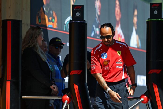 SPIELBERG (Austria), 25/06/2026.- El séptuple campeón mundial inglés Lewis Hamilton (Ferrari) a su llegada al Red Bull Ring de Spielberg, sede del Gran Premio de Austria de Fórmula Uno. EFE/EPA/ANNA SZILAGYI
