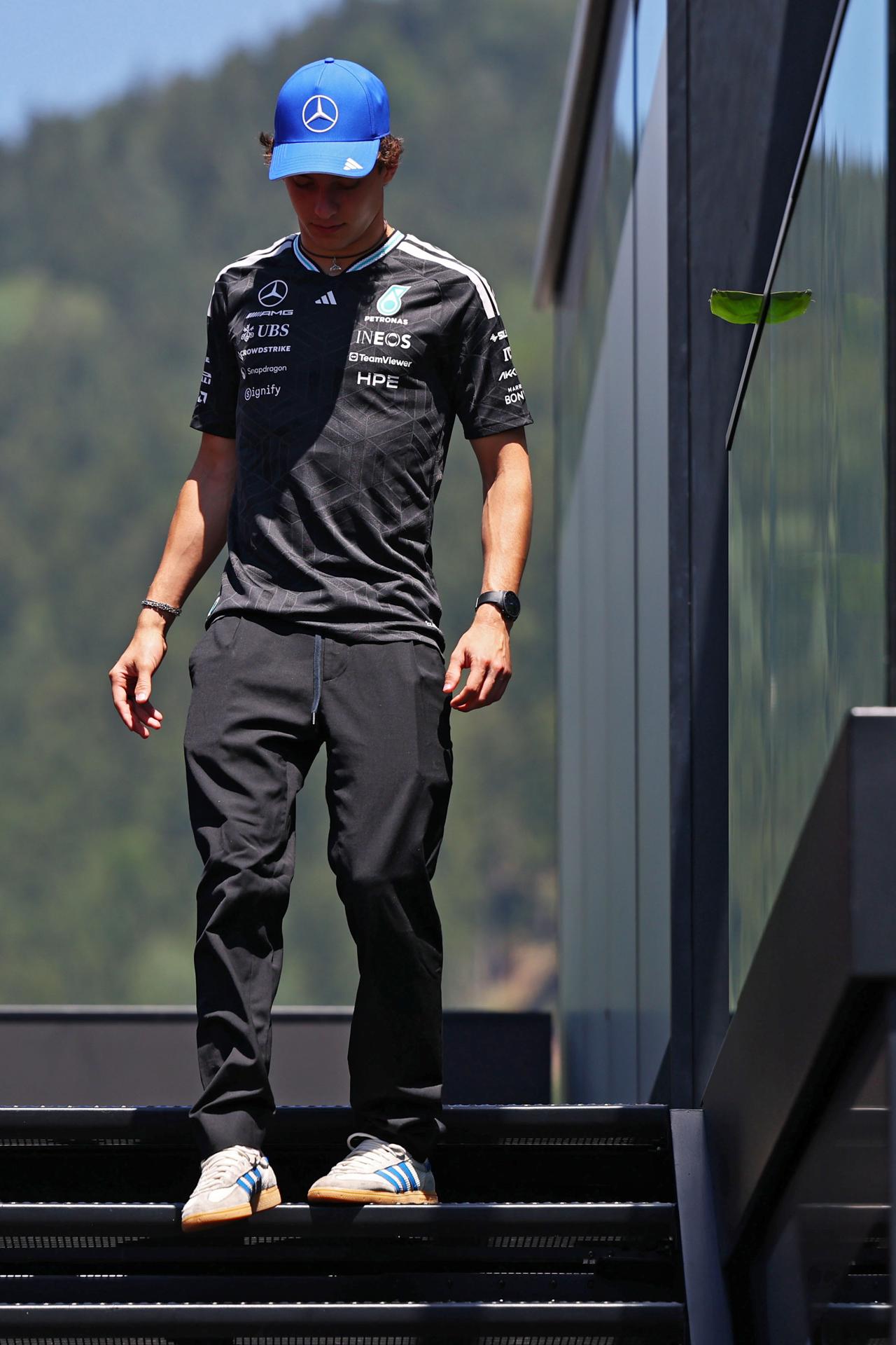 SPIELBERG (Austria), 25/06/2026.- El italiano Andrea Kimi Antonelli (Mercedes), líder del Mundial de Fórmula Uno, a su llegada al Red Bull Ring de Spielberg, sede del Gran Premio de Austria. EFE/EPA/ANNA SZILAGYI
