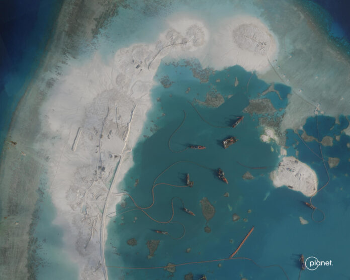 ISLAS PARACEL , 25/06/2026.- El prolongado pulso por el control de territorios en el mar de China Meridional ha adquirido una nueva dimensión, con Pekín y Hanói avanzando posiciones lejos del ruido diplomático mediante la creación de islas artificiales, en una conquista silenciosa de aguas cruciales para el comercio mundial. La disputa territorial gira en torno a dos archipiélagos: las islas Spratly y las Paracel. Pekín reclama la práctica totalidad de este espacio marítimo, en oposición a varios vecinos ribereños -como Vietnam, Filipinas, Malasia, Brunéi y Taiwán- que reivindican distintas parte de los citados archipiélagos. En la imagen, vista satelital del Arrecife de Antelope, una isla artificial construida por China en las disputadas Islas Paracel del Mar de China Meridional. EFE/Planet Labs PBC/SOLO USO EDITORIAL/SOLO DISPONIBLE PARA ILUSTRAR LA NOTICIA QUE ACOMPAÑA (CRÉDITO OBLIGATORIO)
