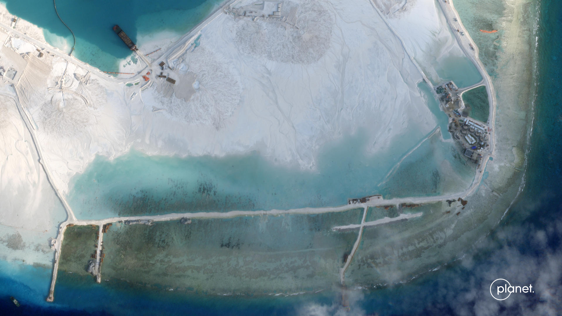 ISLAS PARACEL , 25/06/2026.- El prolongado pulso por el control de territorios en el mar de China Meridional ha adquirido una nueva dimensión, con Pekín y Hanói avanzando posiciones lejos del ruido diplomático mediante la creación de islas artificiales, en una conquista silenciosa de aguas cruciales para el comercio mundial. La disputa territorial gira en torno a dos archipiélagos: las islas Spratly y las Paracel. Pekín reclama la práctica totalidad de este espacio marítimo, en oposición a varios vecinos ribereños -como Vietnam, Filipinas, Malasia, Brunéi y Taiwán- que reivindican distintas parte de los citados archipiélagos. En la imagen, vista satelital del Arrecife de Antelope, una isla artificial construida por China en las disputadas Islas Paracel del Mar de China Meridional. EFE/Planet Labs PBC/SOLO USO EDITORIAL/SOLO DISPONIBLE PARA ILUSTRAR LA NOTICIA QUE ACOMPAÑA (CRÉDITO OBLIGATORIO)
