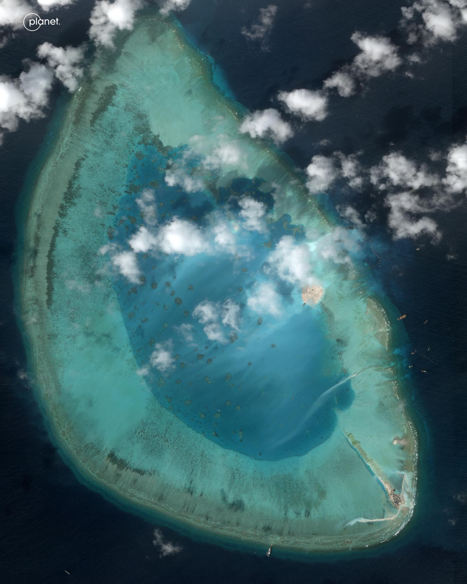 ISLAS PARACEL , 25/06/2026.- El prolongado pulso por el control de territorios en el mar de China Meridional ha adquirido una nueva dimensión, con Pekín y Hanói avanzando posiciones lejos del ruido diplomático mediante la creación de islas artificiales, en una conquista silenciosa de aguas cruciales para el comercio mundial. La disputa territorial gira en torno a dos archipiélagos: las islas Spratly y las Paracel. Pekín reclama la práctica totalidad de este espacio marítimo, en oposición a varios vecinos ribereños -como Vietnam, Filipinas, Malasia, Brunéi y Taiwán- que reivindican distintas parte de los citados archipiélagos. En la imagen, vista satelital del Arrecife de Antelope, una isla artificial construida por China en las disputadas Islas Paracel del Mar de China Meridional. EFE/Planet Labs PBC/SOLO USO EDITORIAL/SOLO DISPONIBLE PARA ILUSTRAR LA NOTICIA QUE ACOMPAÑA (CRÉDITO OBLIGATORIO)
