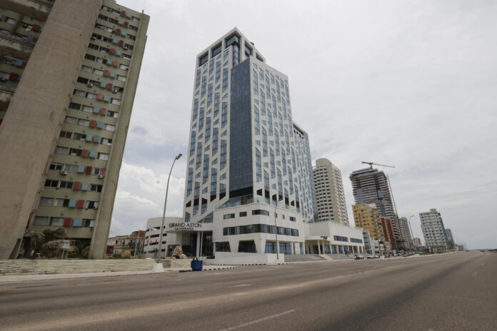 Fotografía del 6 de Junio de 2026 de edificios y hoteles en La Habana (Cuba). Los hoteles y las playas de Varadero vacíos y las callejuelas de La Habana Vieja sin extranjeros son la fotografía más descriptiva del desplome del turismo en Cuba, un drama que, más allá de las cifras macroeconómicas, está teniendo un impacto concreto en muchos profesionales y sus familias. EFE/ Ernesto Mastrascusa
