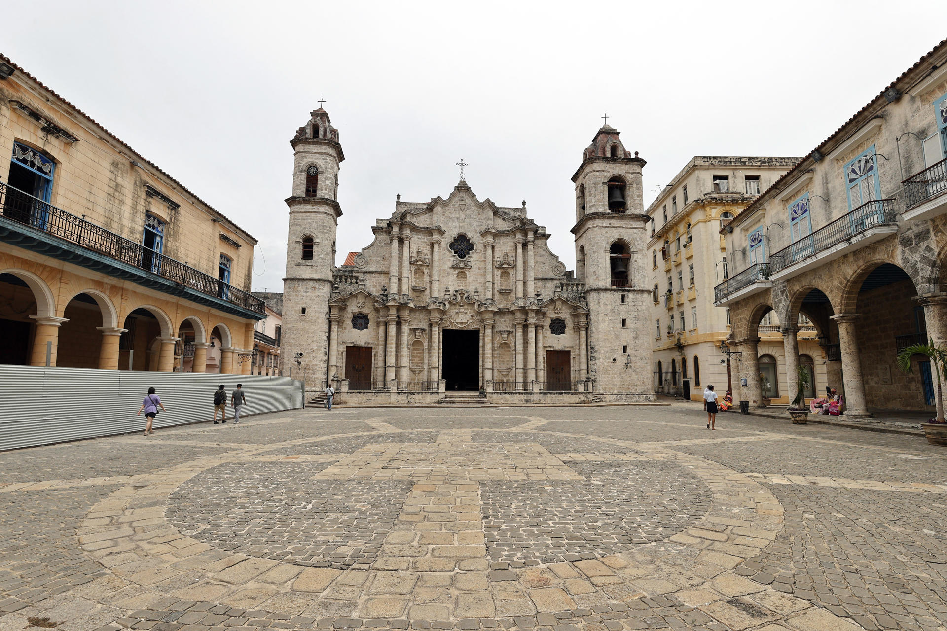 Fotografía del 6 de Junio de 2026 de la Plaza de la Catedral en La Habana (Cuba). Los hoteles y las playas de Varadero vacíos y las callejuelas de La Habana Vieja sin extranjeros son la fotografía más descriptiva del desplome del turismo en Cuba, un drama que, más allá de las cifras macroeconómicas, está teniendo un impacto concreto en muchos profesionales y sus familias. EFE/ Ernesto Mastrascusa
