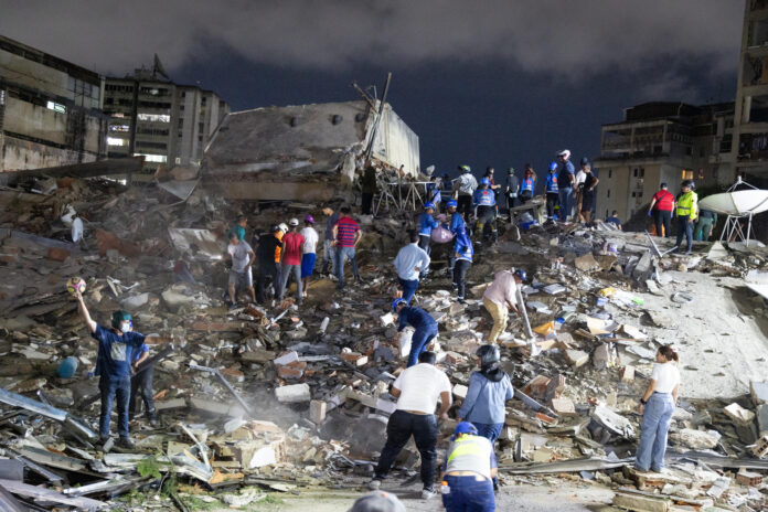 Cuerpos de emergencia buscan víctimas este miércoles, luego de dos fuertes terremotos que sacudieron el Caribe venezolano en Caracas. EFE/ Rayner Peña
