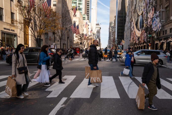 Varias personas caminan con bolsas de tiendas luego de hacer compras en Nueva York (Estados Unidos). Imagen de archivo. EFE/ Angel Colmenares
