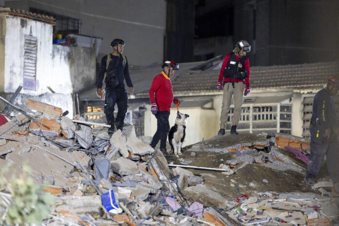 Equipos de rescate buscan entre los escombros en Caracas (Venezuela) tras los dos fuertes seísmos que han sacudido el oeste de la capital del país, dos terremotos, de magnitud 7,2 y 2,5 que tuvieron lugar alrededor en apenas 39 segundos y que han dejado al menos 32 muertos y 700 heridos y personas entre los escombros de los edificios derruidos. EFE/ Rayner Peña R
