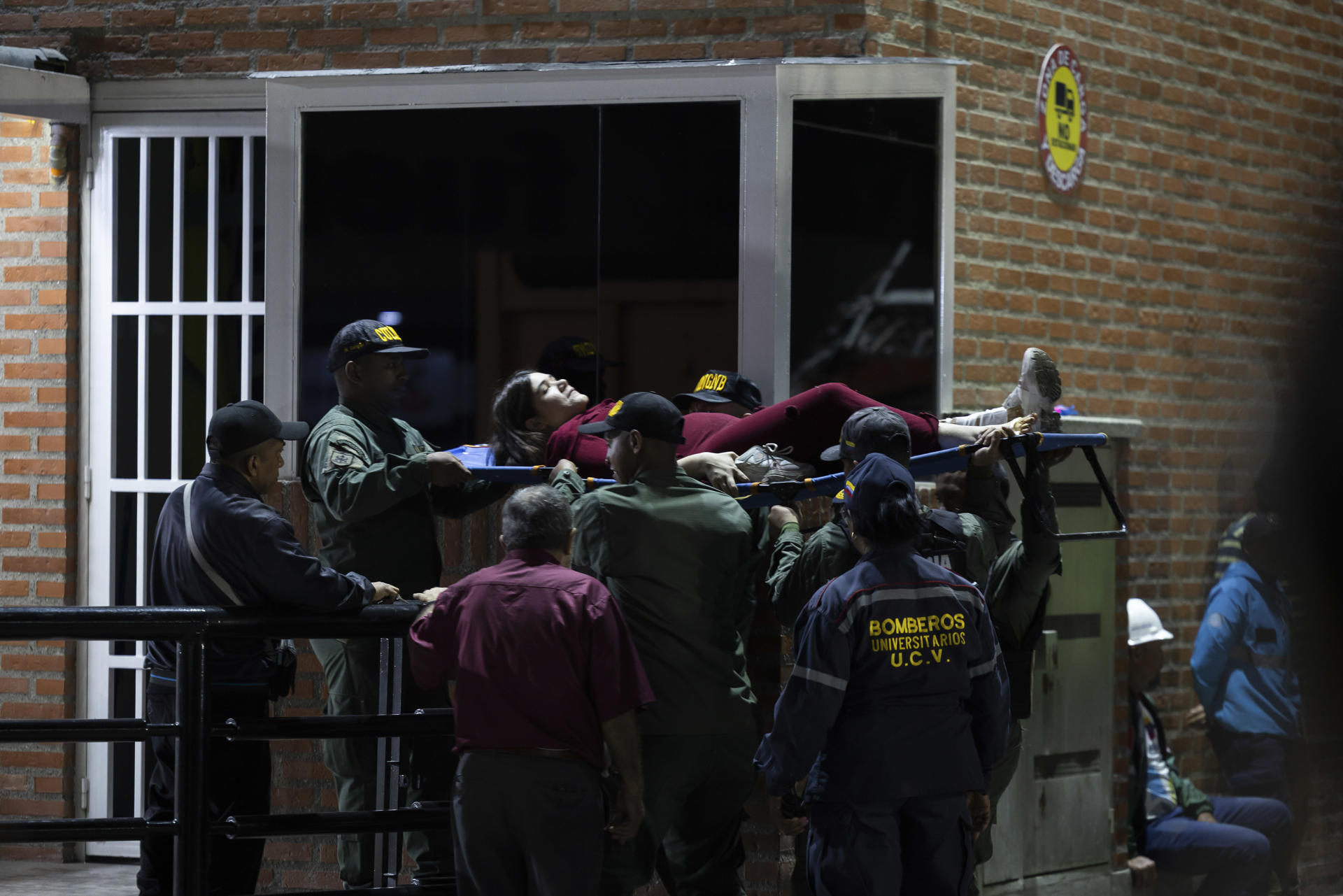Equipos de rescate trasladan a un persona herida en Caracas (Venezuela) tras los dos fuertes seísmos que han sacudido el oeste de la capital del país, dos terremotos que tuvieron lugar alrededor en apenas 39 segundos y que han dejadoal menos 32 muertos y 700 heridos y personas entre los escombros de los edificios derruidos. EFE/ Rayner Peña R
