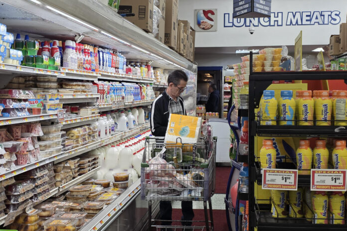 Una persona realiza compras en un supermercado de Miami (EEUU). Fotografía de archivo. EFE/ Alberto Boal
