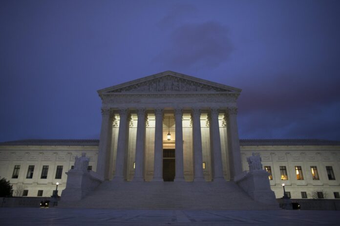 Fotografía de archivo de una vista general del frontispicio del edificio sede del Tribunal Supremo estadounidense, en Washington DC (EE.UU.). EFE/Michael Reynolds

