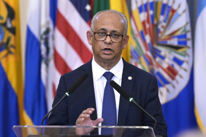 El secretario general de la Organización de los Estados Americanos (OEA), Albert Ramdin, habla durante una rueda de prensa en Washington (Estados Unidos). Imagen de archivo. EFE/ Lenin Nolly

