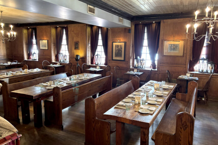 Fotografía del 16 de junio de 2026 que muestra el interior del histórico bar-restaurante Fraunces Tavern en Manhattan, Nueva York (Estados Unidos). EFE/ Esteban Capdepon
