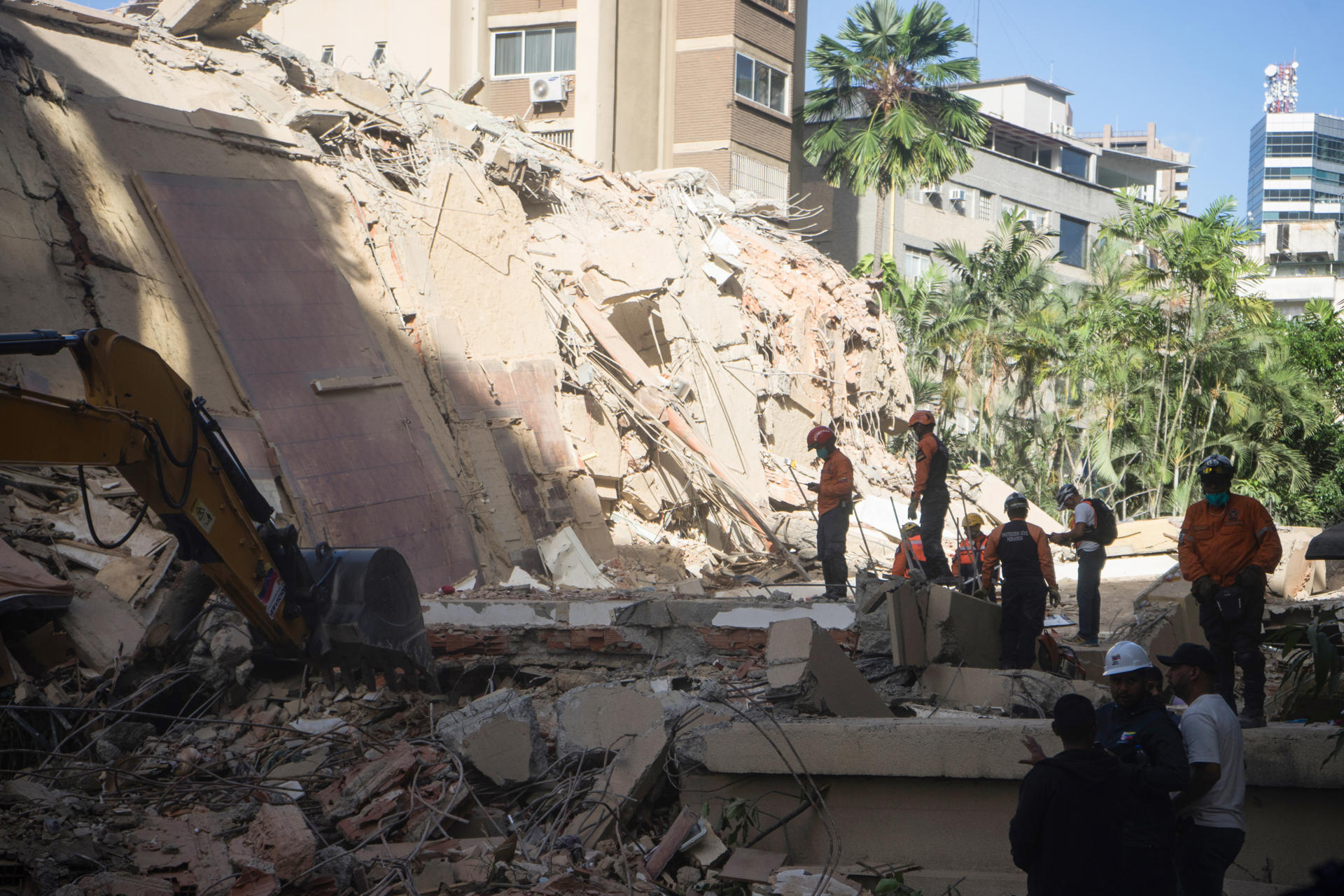 Integrantes de la Defensa Civil de Venezuela participan este jueves, en las labores de remoción de escombros y búsqueda de sobrevivientes entre edificios colapsados por los terremotos, durante un operativo de rescate en el municipio de Chacao, en el este de Caracas (Venezuela). EFE/ Boris Vergara
