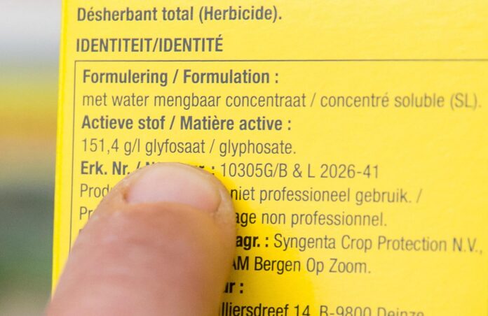 Fotografía de archivo del detalle del dedo de una persona al señalar la cantidad de glifosato en los componentes de herbicida. EFE/Stephanie Lecocq
