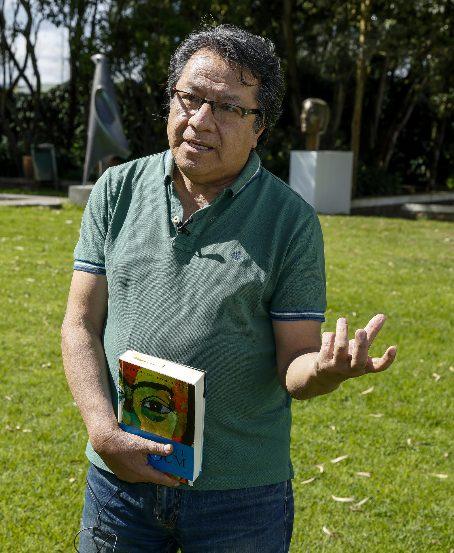 Fotografía del 16 de junio del escritor y periodista Pablo Salgado durante una entrevista con EFE en la que dijo que Jorge Enrique Adoum "es quizás el poeta ecuatoriano contemporáneo más importante", en Quito (Ecuador). EFE/ José Jácome
