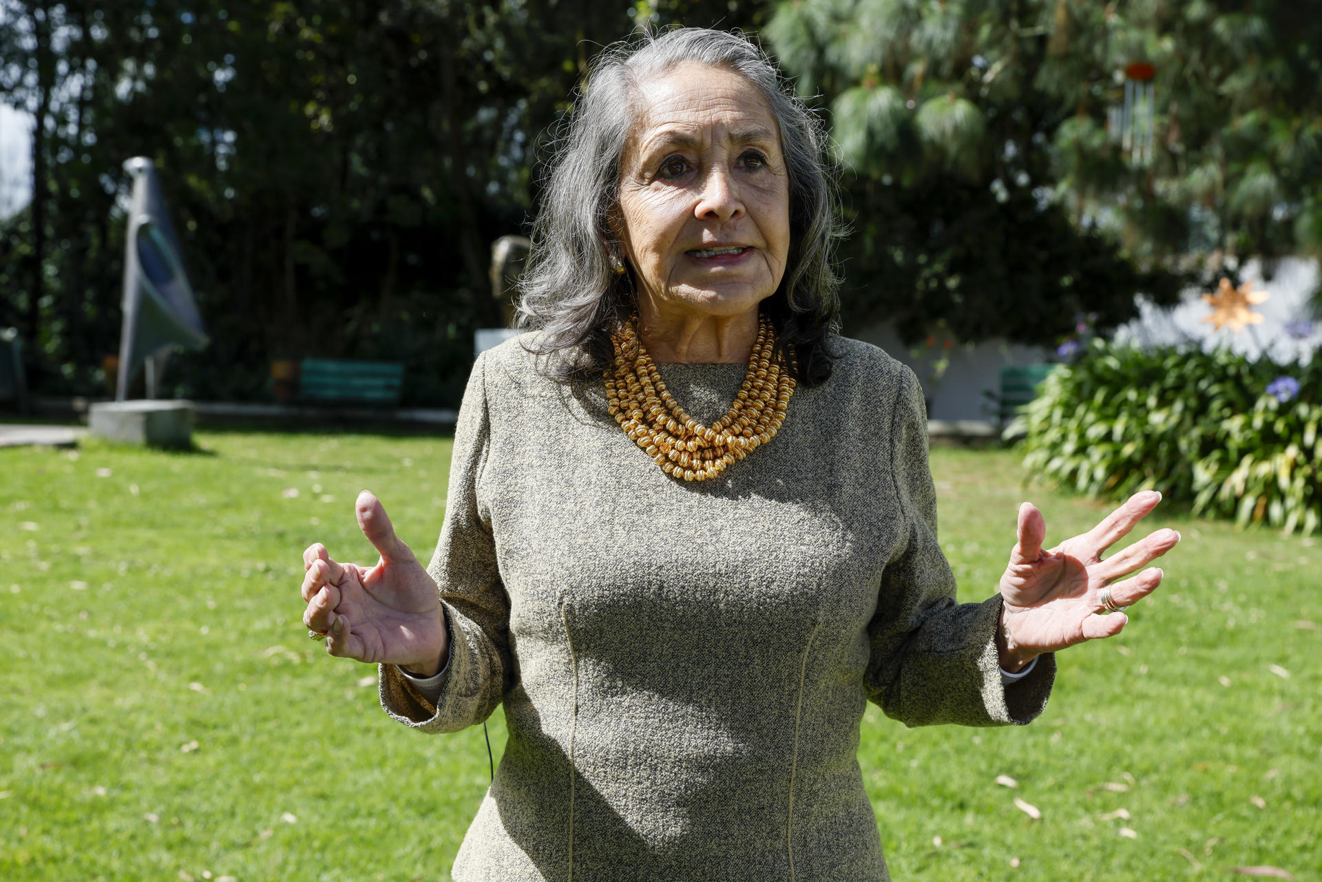Fotografía del 16 de junio de Berenice Guayasamín, hija del pintor Oswaldo Guayasamín, durante una entrevista con EFE en la que dijo que mantener viva la memoria de Jorge Enrique Adoum es uno de los objetivos del homenaje que le realizarán el día de su natalicio, el 29 de junio, en la Fundación Guayasamín, en Quito (Ecuador). EFE/ José Jácome
