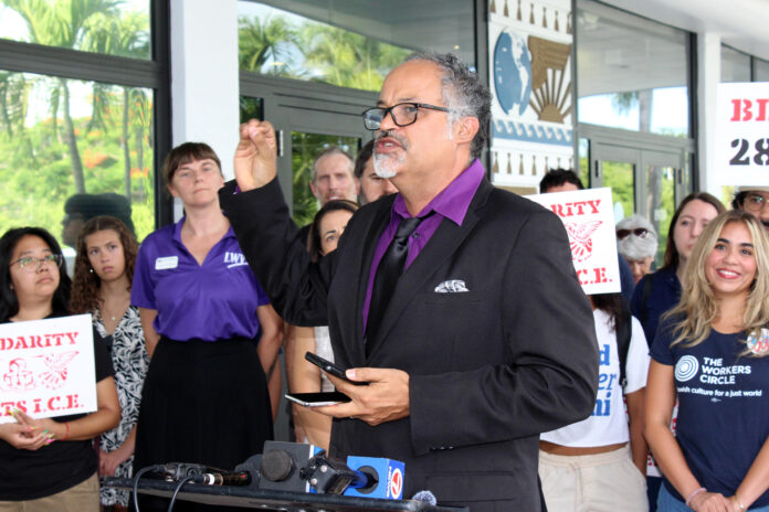 El director político de la Family Action Network (FAMN), Paul Christian Namphy, habla durante una conferencia de prensa este jueves frente al Ayuntamiento de Miami, Florida (EE.UU.). EFE/Pedro Pablo Cortés
