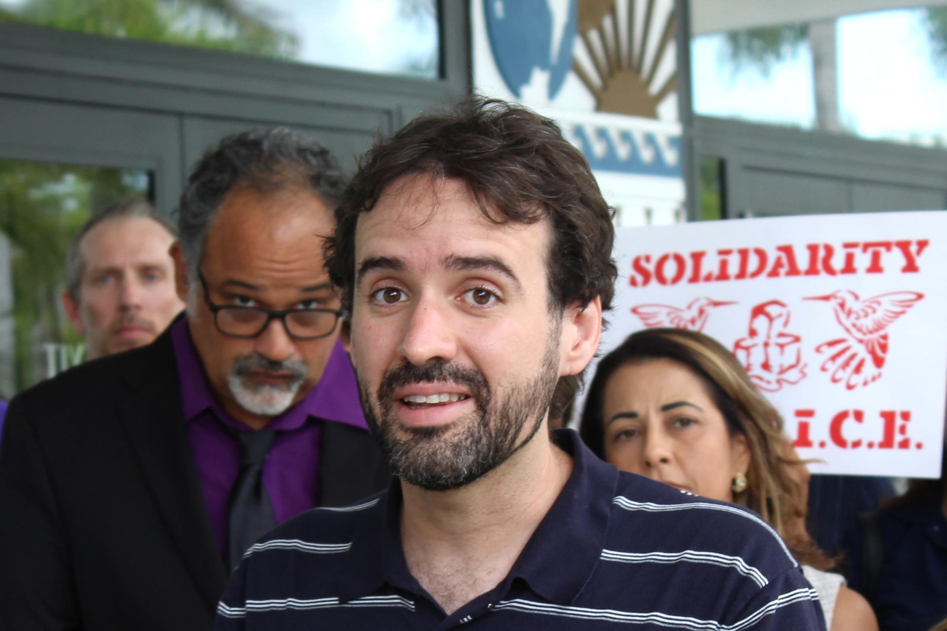 El consultor de la Coalición de Inmigrantes de Florida (FLIC), Thomas Kennedy, habla durante una conferencia de prensa este jueves frente al Ayuntamiento de Miami, Florida (EE.UU.). EFE/Pedro Pablo Cortés
