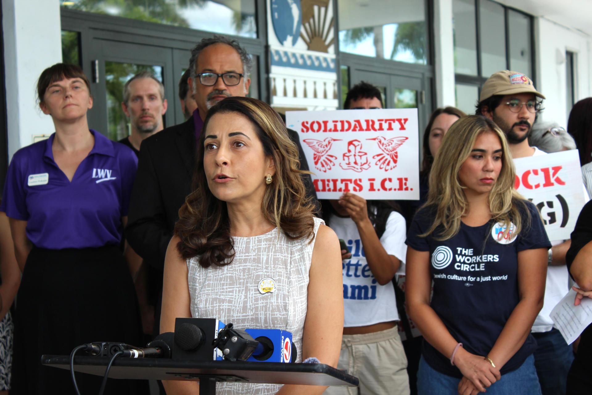 La subdirectora de la Coalición de Inmigrantes de Florida (FLIC), Renata Bozzetto, habla durante una conferencia de prensa este jueves frente al Ayuntamiento de Miami, Florida (EE.UU.). EFE/Pedro Pablo Cortés
