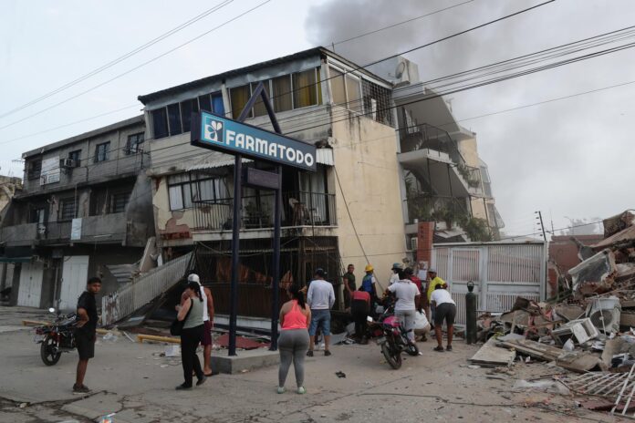 Residentes permanecen en la calle junto a varios bloques de viviendas dañados por los terremotos, en la localidad de Catia La Mar, en el estado costero de La Guaira (Venezuela) este jueves. EFE/ Ronald Pena R.
