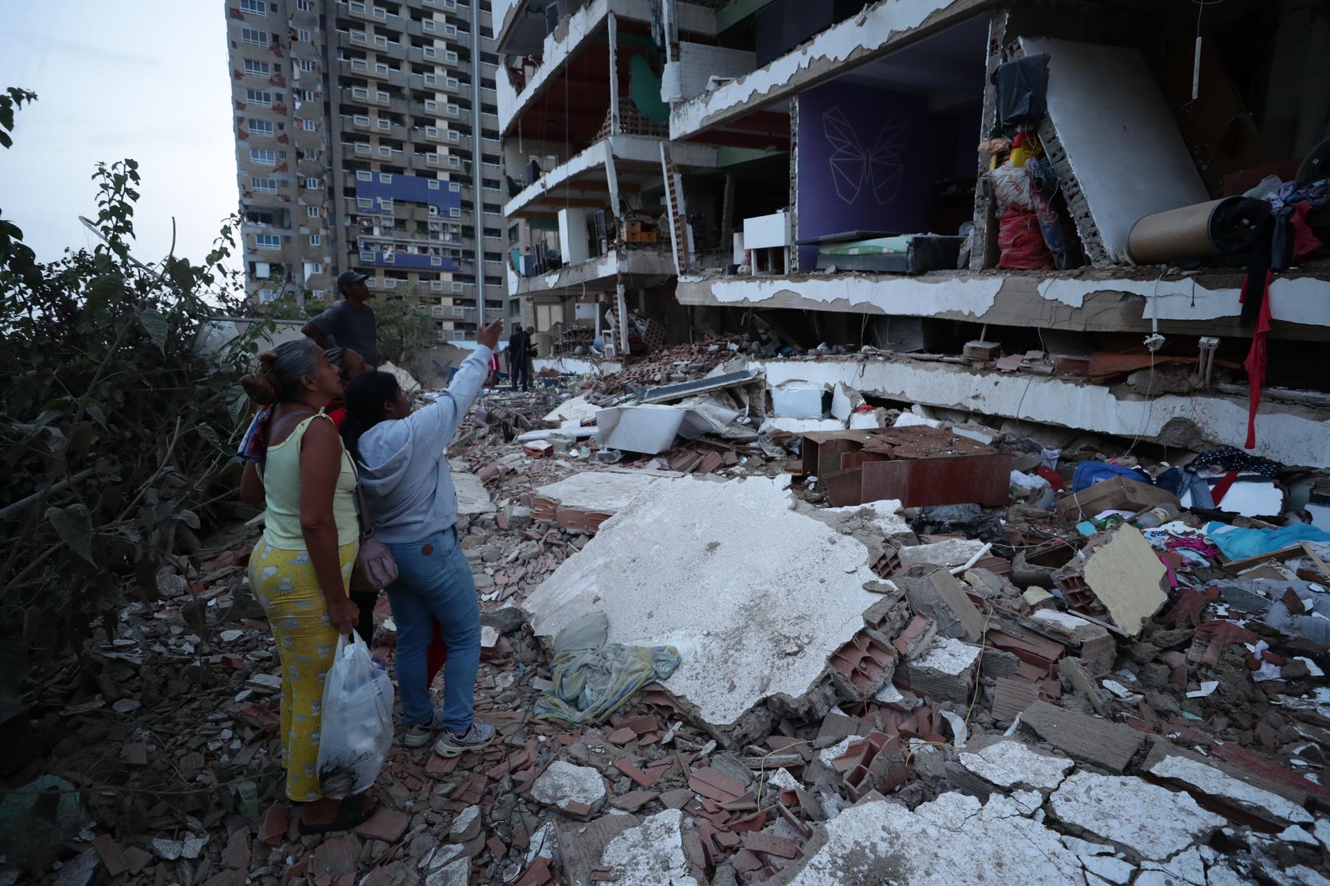 Residentes entre los escombros de uno de los bloques de viviendas dañados por los terremotos, en la localidad de Catia La Mar, en el estado costero de La Guaira (Venezuela) este jueves. EFE/ Ronald Pena R.
