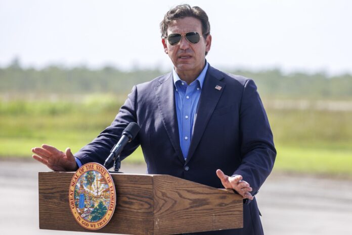 Fotografía de archivo, tomada el 25 de julio de 2025, en la que se captó al gobernador de Florida, Ron DeSantis, durante una conferencia de prensa en el centro de detención de inmigrantes Alligator Alcatraz, en Ochopee (Florida, EE.UU.). EFE/Cristóbal Herrera
