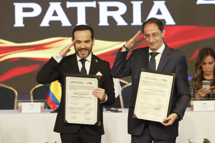 El ultraderechista Abelardo de la Espriella (i) reacciona este jueves, junto a su fórmula vicepresidencial, José Manuel Restrepo, durante la entrega por parte del Consejo Nacional Electoral (CNE) de su credencial como presidente electo de Colombia tras ganar la segunda vuelta de las elecciones en Bogotá (Colombia). EFE/ Mauricio Dueñas Castañeda
