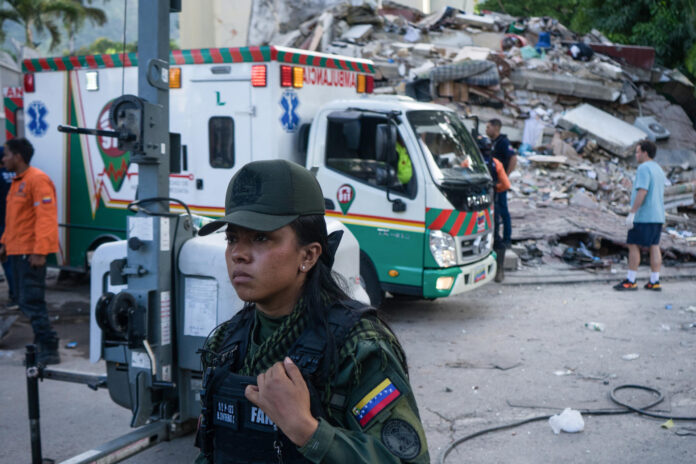 Integrantes de la Protección Civil, Policía de Chacao y Seguridad Ciudadana de Venezuela participan este jueves, en las labores de remoción de escombros y búsqueda de sobrevivientes entre edificios colapsados por los terremotos, en el municipio de Chacao, en el este de Caracas (Venezuela). EFE/ Boris Vergara
