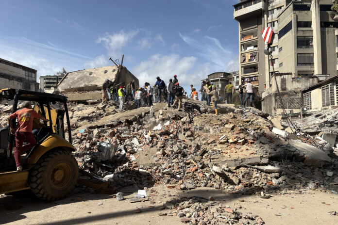 Personas ayudan a remover escombros de edificios derrumbados por los terremotos este jueves, en el sector San Bernardino, en Caracas (Venezuela). EFE/ Carlos Seijas

