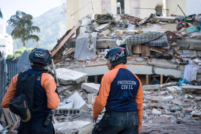 Integrantes de la Protección Civil participan este jueves en labores de remoción de escombros y búsqueda de sobrevivientes entre edificios colapsados por los terremotos, en el municipio de Chacao, en el este de Caracas (Venezuela). EFE/ Boris Vergara
