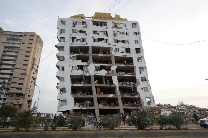 Vista de uno de los bloques de viviendas dañados por los terremotos, en la localidad de Catia La Mar, en el estado costero de La Guaira (Venezuela) este jueves. EFE/ Ronald Pena R.
