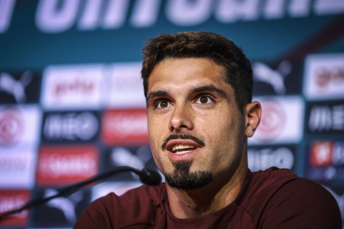 El jugador de la selección nacional de fútbol de Portugal, Pedro Neto, asiste a una rueda de prensa en Palm Beach, Florida. EFE/EPA/MIGUEL A. LOPES

