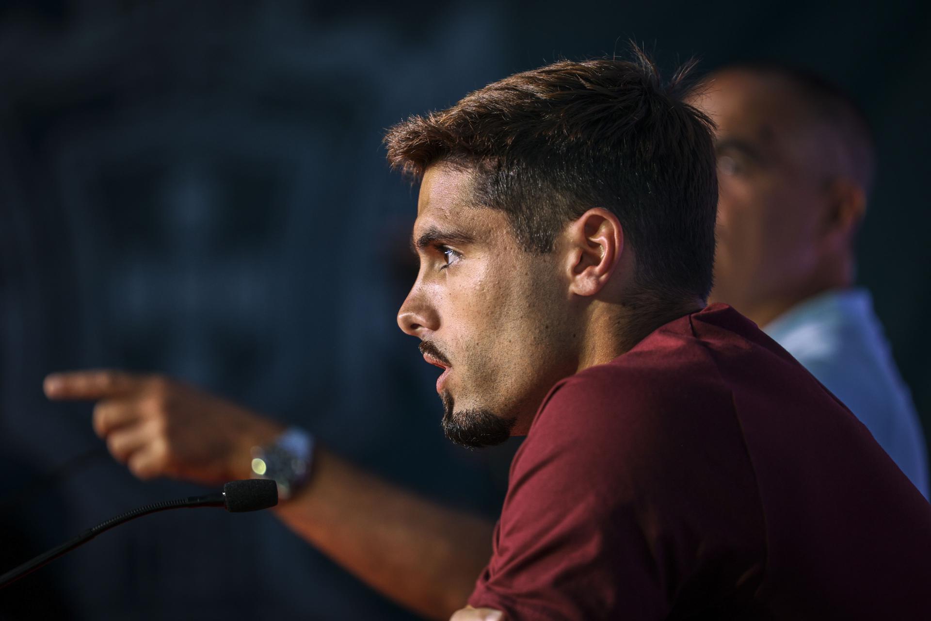 El jugador de la selección nacional de fútbol de Portugal, Pedro Neto, asiste a una rueda de prensa en Palm Beach, Florida. EFE/EPA/MIGUEL A. LOPES

