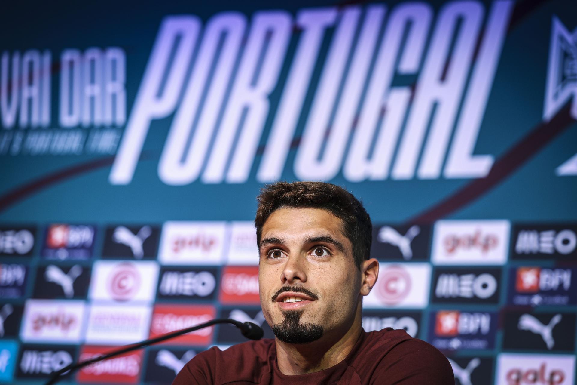 El jugador de la selección nacional de fútbol de Portugal, Pedro Neto, asiste a una rueda de prensa en Palm Beach, Florida. EFE/EPA/MIGUEL A. LOPES

