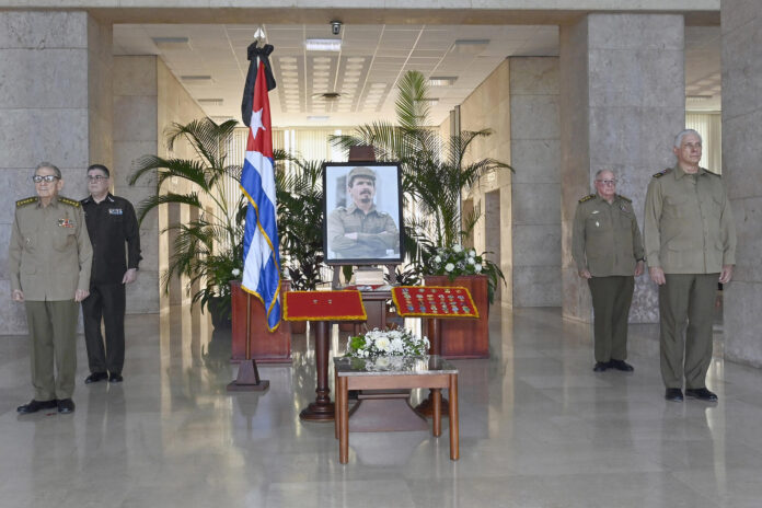 Fotografía del 23 de junio de 2026 cedida por la Presidencia de Cuba que muestra al expresidente Raúl Castro (i) y al presidente, Miguel Díaz-Canel, durante el homenaje al recién fallecido vice primer ministro de Cuba y líder revolucionario Ramiro Valdés, este martes en la sede del Ministerio de las Fuerzas Armadas Revolucionarias (FAR) de la Habana (Cuba). EFE/ Presidencia de Cuba
