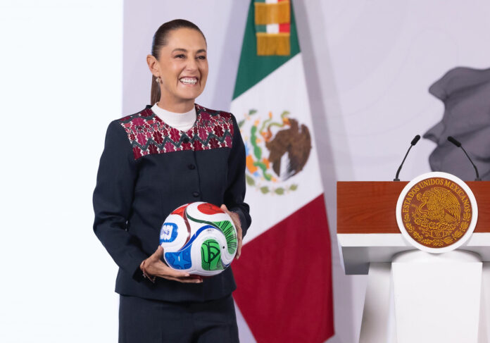 Fotografía cedida por la Presidencia de México de su mandataria, Claudia Sheinbaum, durante una rueda de prensa este jueves, en el Palacio Nacional de Ciudad de México (México). EFE/ Presidencia De México /SOLO USO EDITORIAL/NO VENTAS/ SOLO DISPONIBLE PARA ILUSTRAR LA NOTICIA QUE ACOMPAÑA (CRÉDITO OBLIGATORIO)
