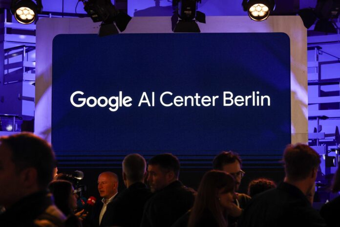 Fotografía de archivo del 05 de marzo de 2026 que muestra a personas asistiendo a la inauguración del centro Google AI en Berlín (Alemania). EFE/Filip Singer
