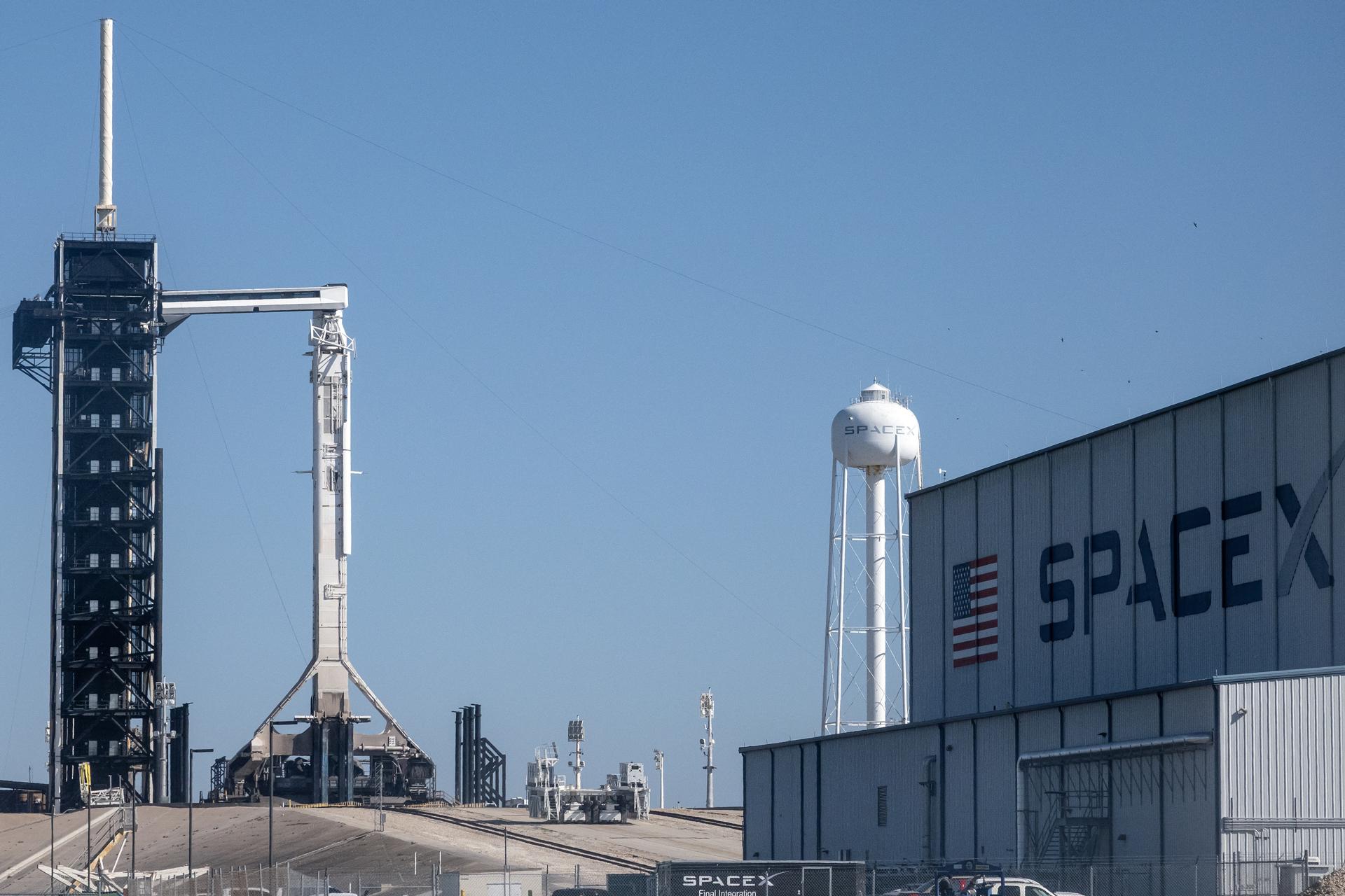 Fotografía de archivo del 12 de marzo de 2025 que muestra la nave espacial Dragon Endeavour de SpaceX y la NASA en el Complejo de Lanzamiento 39A del Centro Espacial Kennedy, en Titusville (EE.UU.).0 EFE/Cristobal Herrera-Ulashkevich

