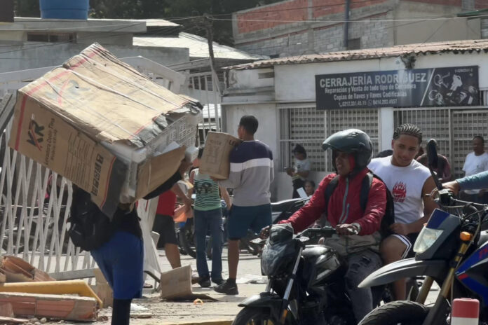 Captura de pantalla que muestra a personas haciendo saqueos a un establecimiento comercial este jueves, en la localidad de Catia La Mar, en el estado costero de La Guaira (Venezuela). EFE/ Rayner Peña R
