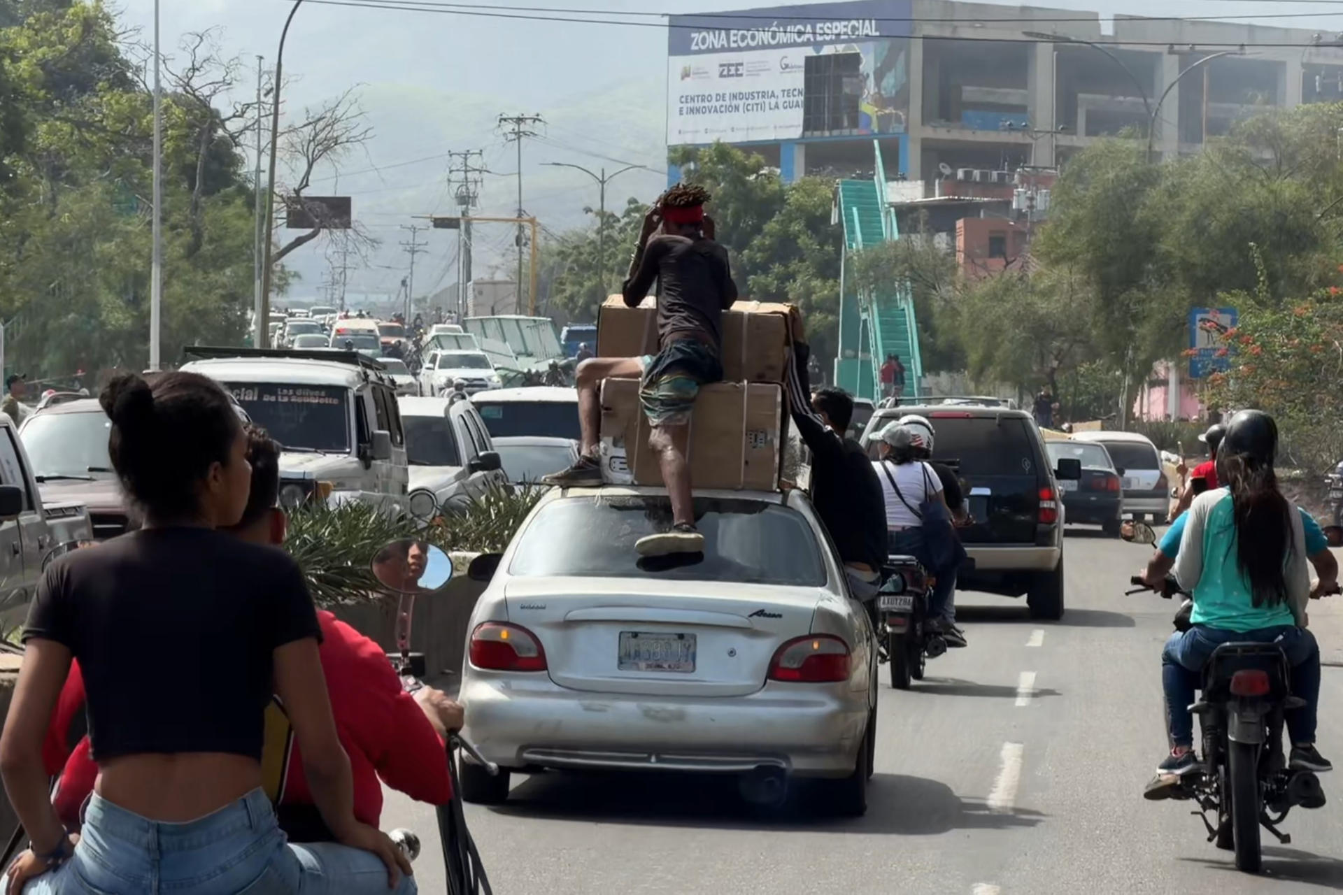 Captura de pantalla que muestra a personas haciendo saqueos a un establecimiento comercial este jueves, en la localidad de Catia La Mar, en el estado costero de La Guaira (Venezuela). EFE/ Rayner Peña R
