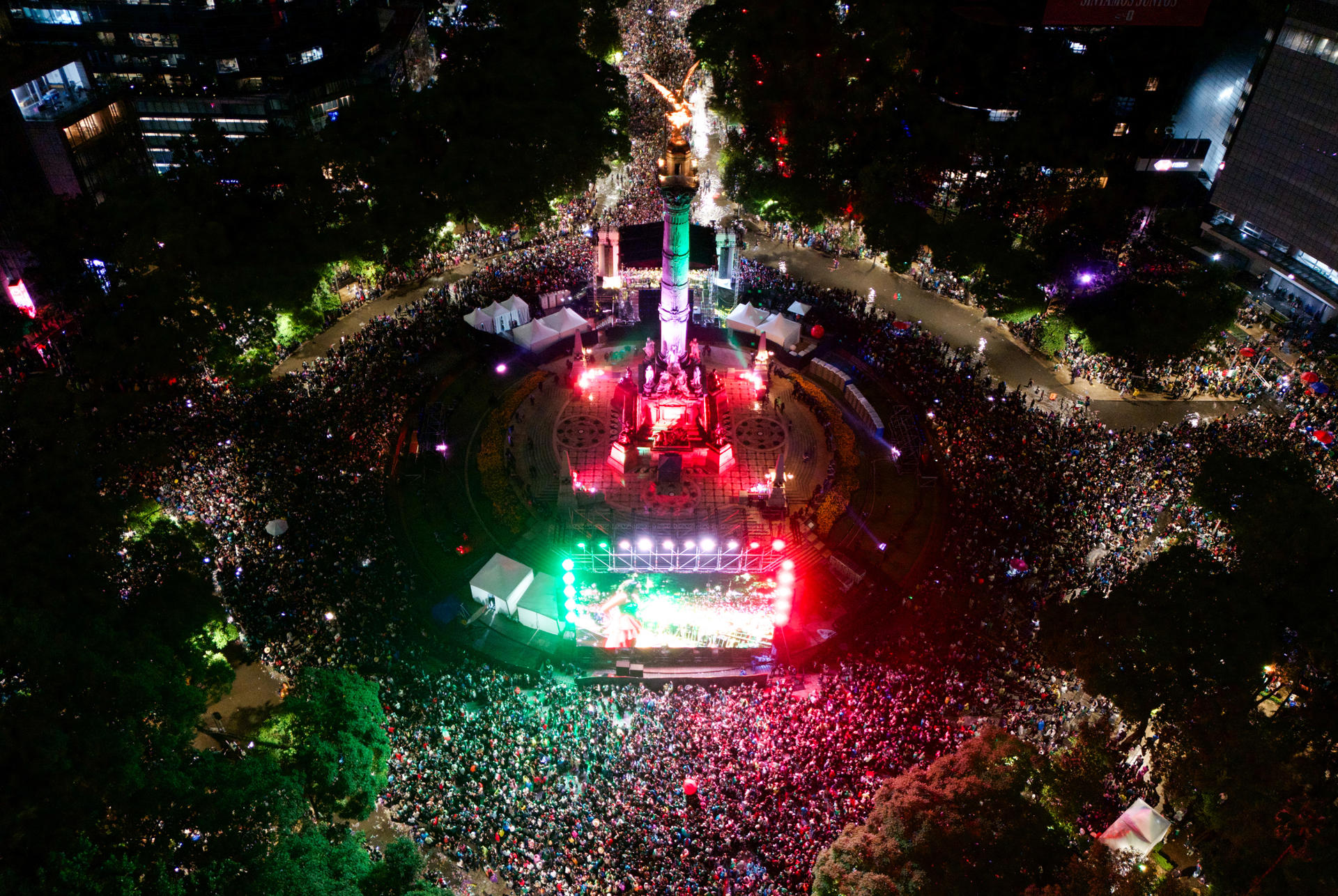 Fotografía aérea que muestra aficionados de México celebrando en el Ángel de la Independencia, el triunfo ante República Checa este miércoles, en un partido del Mundial de la FIFA 2026, en Ciudad de México (México). EFE/ Tomás Pérez
