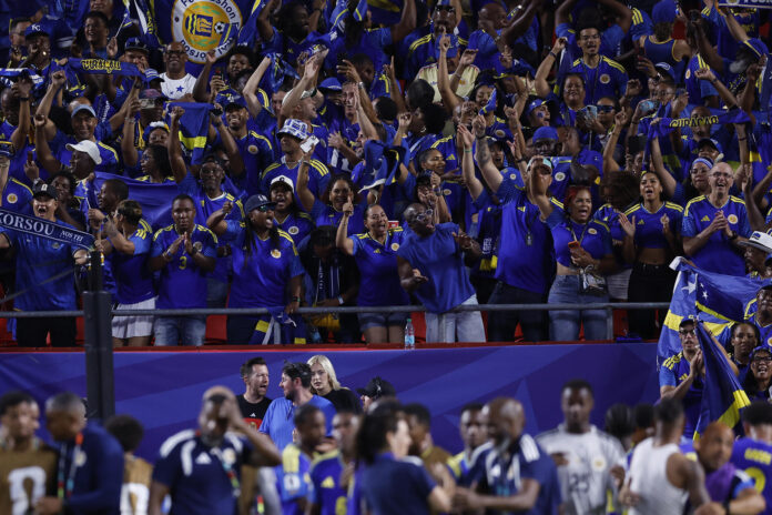 Aficionados de Curazao celebran en un partido del grupo E del Mundial de la FIFA 2026. EFE/ Juan Ignacio Roncoroni
