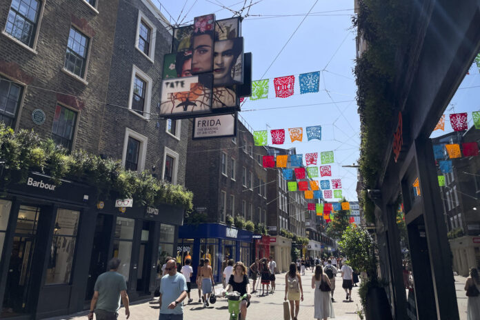 El londinense barrio de Soho inauguró este jueves '¡Frida Icónica'!, un mural al aire libre dedicado a Frida Kahlo por el 119 aniversario de su nacimiento, compuesto por cuatro retratos que forman el perfil de la artista mexicana y que transformó la zona en un lienzo lleno de color y arte público. EFE/Luis Campello
