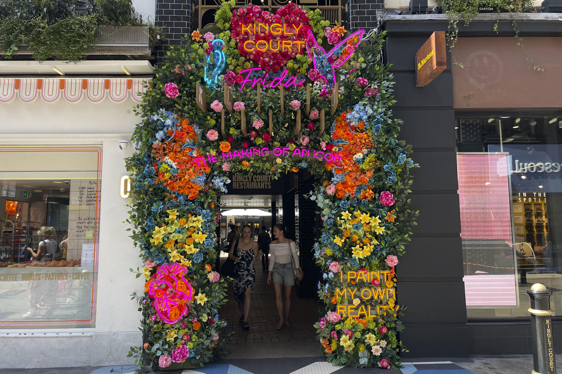 El londinense barrio de Soho inauguró este jueves '¡Frida Icónica'!, un mural al aire libre dedicado a Frida Kahlo por el 119 aniversario de su nacimiento, compuesto por cuatro retratos que forman el perfil de la artista mexicana y que transformó la zona en un lienzo lleno de color y arte público. EFE/Luis Campello
