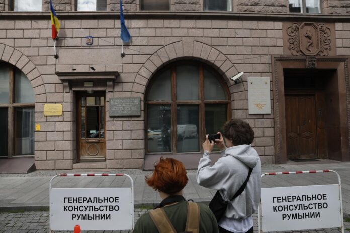 Periodistas toman fotografías de la fachada del consulado general de Rumanía en San Petersburgo (Rusia), cerrado por las autoridades rusas. EFE/EPA/ANATOLY MALTSEV
