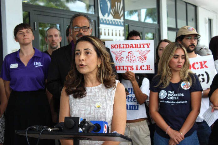 La subdirectora de la Coalición de Inmigrantes de Florida (FLIC), Renata Bozzetto, habla durante una conferencia de prensa este jueves frente al Ayuntamiento de Miami, Florida (EE.UU.). EFE/Pedro Pablo Cortés
