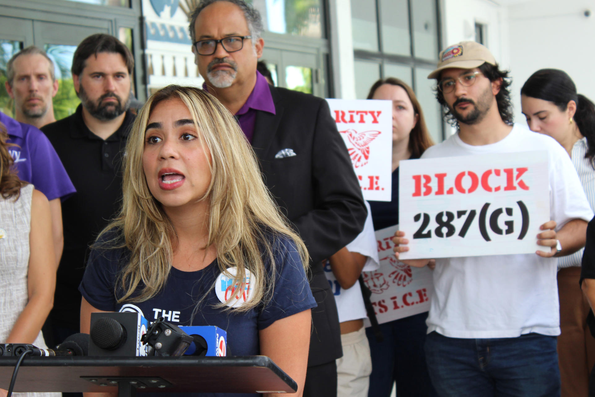 La organizadora de la agrupación Workers Circle, Arianne Betancourt, habla durante una conferencia de prensa este jueves frente al Ayuntamiento de Miami, Florida (EE.UU.). EFE/Pedro Pablo Cortés
