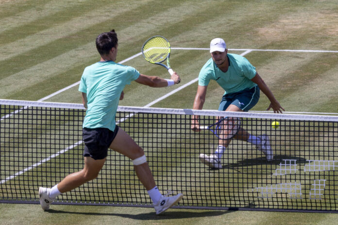 El tenista húngaro Fabian Marozsan (izda) gana al serbio Miomir Kecmanovic y jugará las semifinales del torneo de Mallorca con el español Alejandro Davidovich. EFE/Cati Cladera
