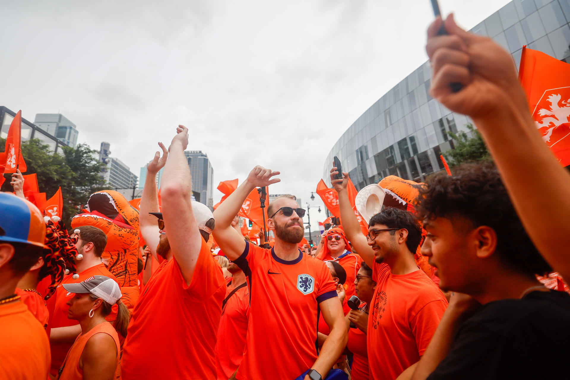 Cientos de aficionados de Países Bajos salen del downtown de Kansas City hacia el Arrowhead Stadium donde disputan esta noche frente a Túnez el partido del Mundial 2026. EFE/Juan Ignacio Roncoroni
