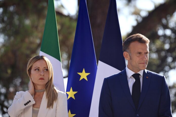 La primera ministra italiana, Giorgia Meloni, y el presidente francés, Emmanuel Macron, en el encuentro mantenido este jueves en Villa Eilenroc, en Antibes (sur de Francia).EFE/EPA/Man on Cruz / POOL MAXPPP OUT
