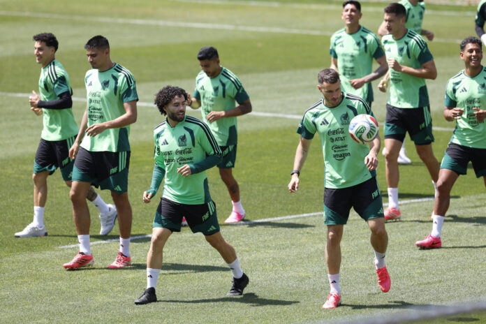 Jugadores de la selección mexicana de fútbol durante el entrenamiento celebrado este jueves en Ciudad de México. EFE/Sashenka Gutiérrez
